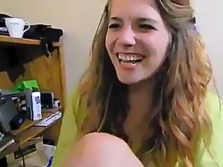 Hermana ayuda a su hermano a perder la virginidad