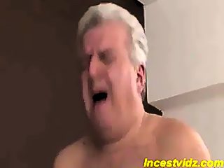 Papá le da una buena follada a su hija